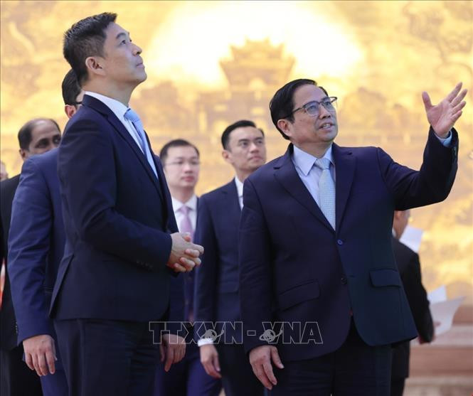 Thủ tướng Phạm Minh Chính giới thiệu với Chủ tịch Quốc hội Singapore Tan Chuan-Jin về kiến trúc của Trụ sở Chính phủ.