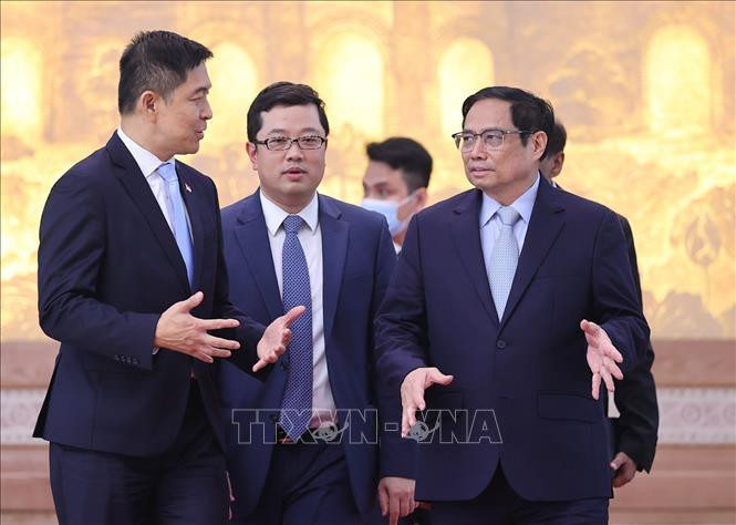 Thủ tướng Phạm Minh Chính trao đổi với Chủ tịch Quốc hội Singapore Tan Chuan-Jin.