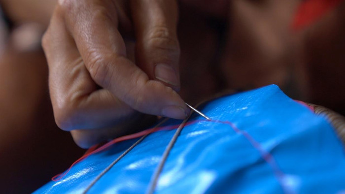 Những đường may cẩn thận, chỉn chu của cô Hương. Ảnh: Phương Huệ Những đường may cẩn thận, chỉn chu của cô Hương. Ảnh: Phương Huệ