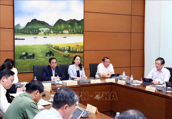 Thủ tướng Phạm Minh Chính tham dự thảo luận ở tổ 4 gồm: Điện Biên, Kon Tum, Cần Thơ, An Giang. Ảnh: Phạm Kiên/TTXVN