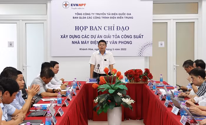 Tổng giám đốc EVNNPT Phạm Lê Phú phát biểu chỉ đạo tại cuộc họp