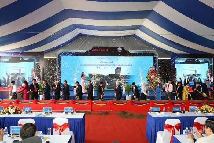 Lãnh đạo tỉnh Bình Dương và các đại biểu thực hiện nghi thức khởi công quốc lộ 13 ngày 26-4. Nguồn: Bá Sơn Lãnh đạo tỉnh Bình Dương và các đại biểu thực hiện nghi thức khởi công quốc lộ 13 ngày 26-4. Nguồn: Bá Sơn