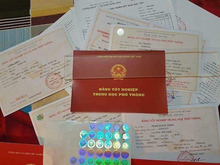 Bằng cấp giả các loại kèm phôi, con dấu, tem được rao bán công khai với mức giá không quá cao (Ảnh: Vũ Ninh) Bằng cấp giả các loại kèm phôi, con dấu, tem được rao bán công khai với mức giá không quá cao (Ảnh: Vũ Ninh)