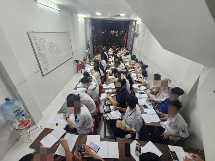 Phòng dạy thêm của cô K. ngay ở tầng trệt ngôi nhà số 4 đường 4A (ảnh: V.D) gdvn_daythemcoK.jpg