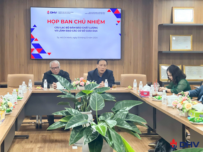 Tiến sĩ Lê Viết Khuyến (trái) và Giáo sư Nguyễn Đình Đức chủ trì cuộc họp ngày 13/12 (ảnh: DHV) BanchunhiemCLB.jpg