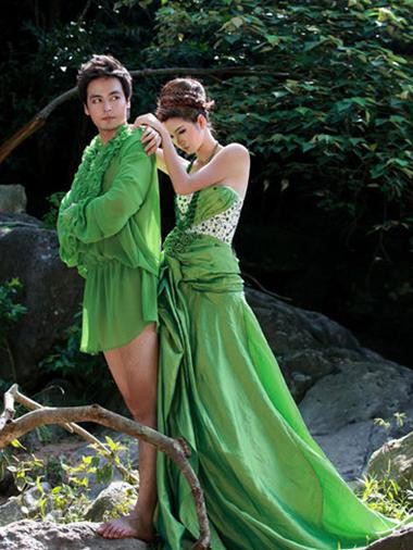 MC Phan Anh cũng đã có lần phải gửi lời xin lỗi đến khán giả vì đã xuất hiện trong một bộ ảnh cùng chiếc váy màu xanh mỏng tang này