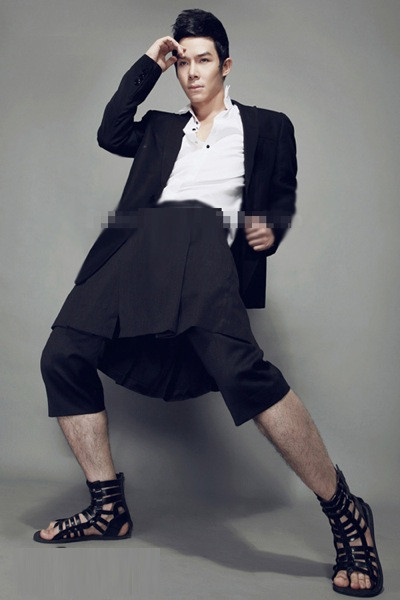 Người mẫu Nathan Lee thì giải thích rằng 'mặc váy cho mát'.