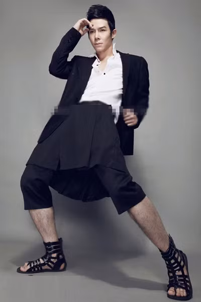 Người mẫu Nathan Lee thì giải thích rằng 'mặc váy cho mát'.