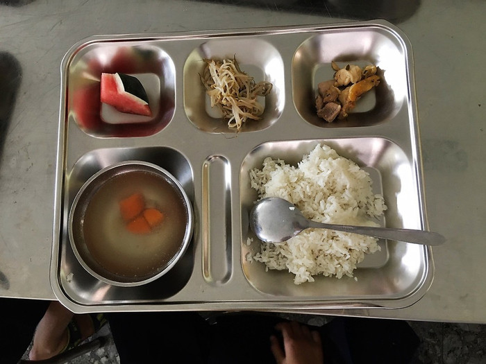 Không chỉ riêng bữa ăn mà nhiều chế độ khác cũng đang bị bớt xén (Ảnh minh họa:PHHSCC)