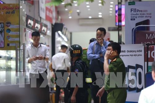Cảnh sát kiểm tra, khám xét tại cửa hàng điện thoại Nhật Cường mobile ở 33 Lý Quốc Sư, Hà Nội. Ảnh: TTXVN Cảnh sát kiểm tra, khám xét tại cửa hàng điện thoại Nhật Cường mobile ở 33 Lý Quốc Sư, Hà Nội. Ảnh: TTXVN