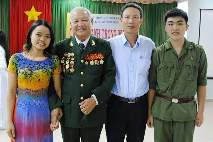Cô giáo Đỗ Thị Thúy Dương, bác Nguyễn Đức Định - Cựu chiến binh Điện Biên Phủ Cô giáo Đỗ Thị Thúy Dương, bác Nguyễn Đức Định - Cựu chiến binh Điện Biên Phủ