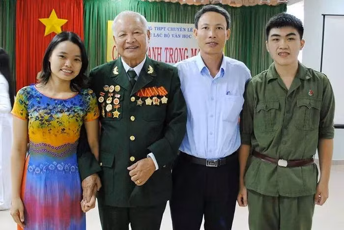 Cô giáo Đỗ Thị Thúy Dương, bác Nguyễn Đức Định - Cựu chiến binh Điện Biên Phủ