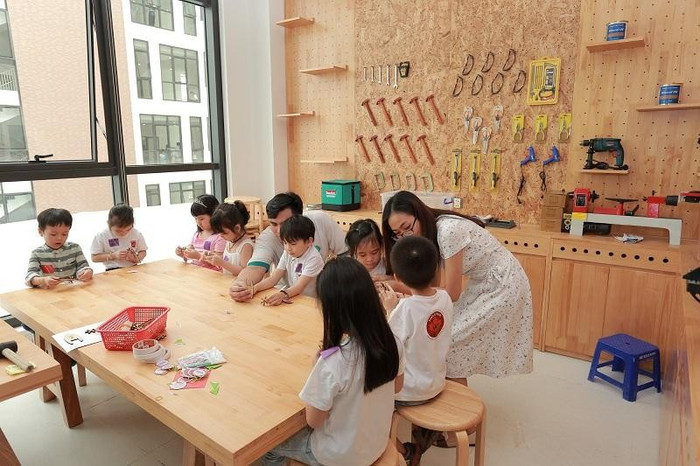 Các lớp học trải nghiệm về khoa học, âm nhạc, mỹ thuật, vận động đã giúp các bạn nhỏ có một trải nghiệm cuối tuần đáng nhớ, khi được thỏa mãn sự hiếu động và sở thích cá nhân. Các lớp học trải nghiệm về khoa học, âm nhạc, mỹ thuật, vận động đã giúp các bạn nhỏ có một trải nghiệm cuối tuần đáng nhớ, khi được thỏa mãn sự hiếu động và sở thích cá nhân.