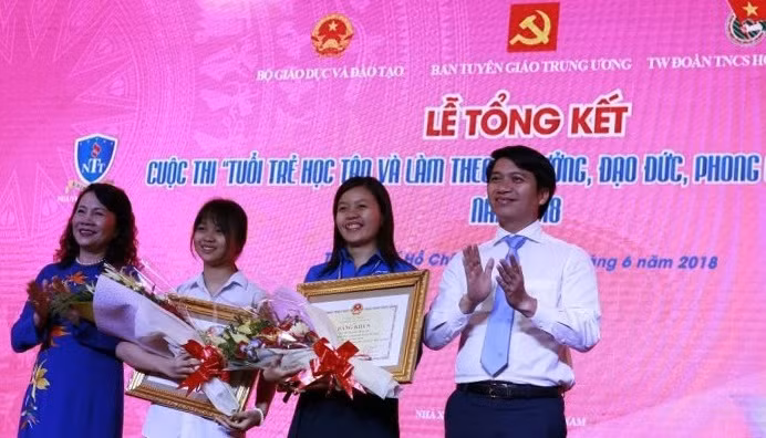 Hình ảnh trao giải Cuộc thi “Tuổi trẻ học tập và làm theo tư tưởng, đạo đức, phong cách Hồ Chí Minh” năm 2018. http://hocvalamtheobac.vn/