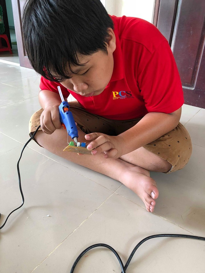Thành viên nhí của câu lạc bộ PCS đang say mê trải nghiệm dự án đầu đời
