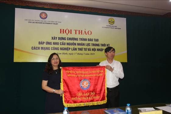 Phó giáo sư, Tiến sĩ Bùi Trung Thành - Hiệu trưởng Trường Đại học Sư phạm Kỹ thuật Hưng Yên, Chủ nhiệm Câu lạc bộ trao cờ lưu niệm cho Trường Đại học Sư phạm Kỹ thuật Vinh Phó giáo sư, Tiến sĩ Bùi Trung Thành - Hiệu trưởng Trường Đại học Sư phạm Kỹ thuật Hưng Yên, Chủ nhiệm Câu lạc bộ trao cờ lưu niệm cho Trường Đại học Sư phạm Kỹ thuật Vinh