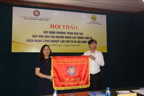 Phó giáo sư, Tiến sĩ Bùi Trung Thành - Hiệu trưởng Trường Đại học Sư phạm Kỹ thuật Hưng Yên, Chủ nhiệm Câu lạc bộ trao cờ lưu niệm cho Trường Đại học Sư phạm Kỹ thuật Vinh