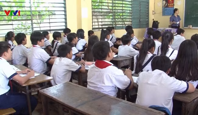 Giáo viên phải nỗ lực để đảm bảo chỉ tiêu duy trì sĩ số. Ảnh minh họa/VTV