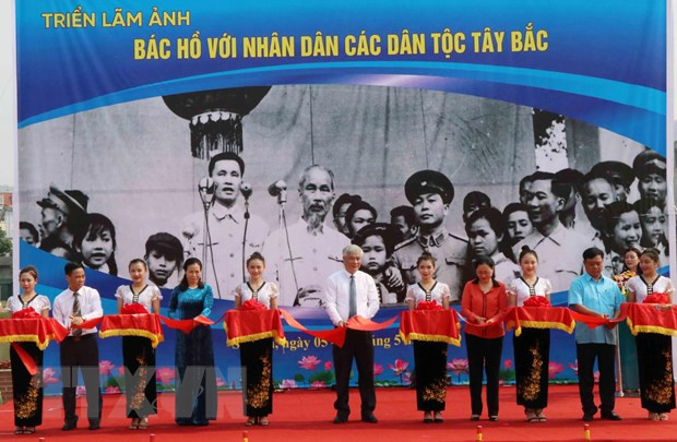 Các vị lãnh đạo tỉnh Sơn La và lãnh đạo Ban Quản lý Di tích Chủ tịch Hồ Chí Minh cắt băng khai mạc triển lãm ảnh 'Bác Hồ với nhân dân các dân tộc Tây Bắc.' (Ảnh: Nguyễn Cường/TTXVN) Các vị lãnh đạo tỉnh Sơn La và lãnh đạo Ban Quản lý Di tích Chủ tịch Hồ Chí Minh cắt băng khai mạc triển lãm ảnh 'Bác Hồ với nhân dân các dân tộc Tây Bắc.' (Ảnh: Nguyễn Cường/TTXVN)