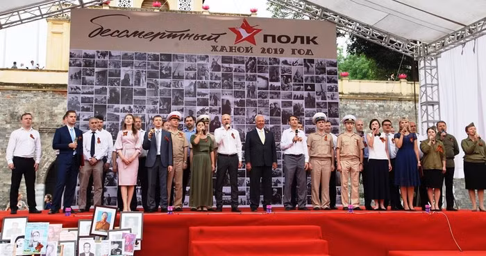 Cán bộ Đại sứ quán Nga, Trung tâm Khoa học và Văn hóa Nga tham gia biểu diễn văn nghệ.