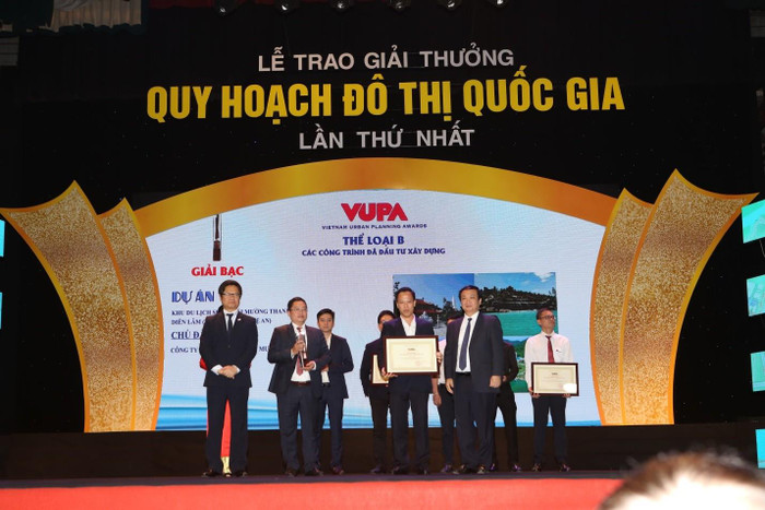 Ông Vũ Tiến Lộc Chủ tịch VCCI cùng ông Nguyễn Thế Hùng - Phó Chủ tịch Ủy ban Nhân dân thành phố Hà Nội trao giải thưởng cho đại diện Tập đoàn Mường Thanh Ông Vũ Tiến Lộc Chủ tịch VCCI cùng ông Nguyễn Thế Hùng - Phó Chủ tịch Ủy ban Nhân dân thành phố Hà Nội trao giải thưởng cho đại diện Tập đoàn Mường Thanh