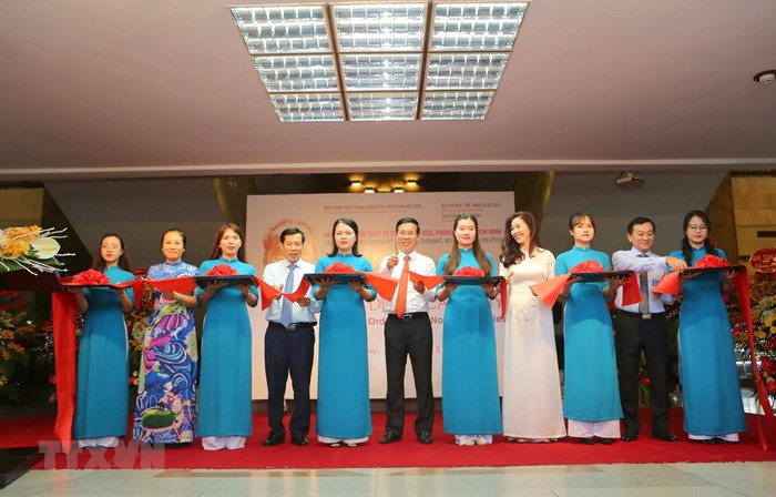 Ông Võ Văn Thưởng, Ủy viên Bộ Chính trị, Bí thư Trung ương Đảng, Trưởng Ban Tuyên giáo và các đại biểu cắt băng khai mạc triển lãm. (Ảnh: Thành Đạt/TTXVN) Ông Võ Văn Thưởng, Ủy viên Bộ Chính trị, Bí thư Trung ương Đảng, Trưởng Ban Tuyên giáo và các đại biểu cắt băng khai mạc triển lãm. (Ảnh: Thành Đạt/TTXVN)