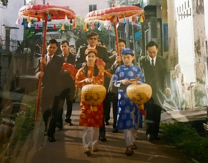 Lễ rước dâu thường có hai em bé, 1 trai 1 gái cầm đèn đi trước để thể hiện sự muôn đăng hộ đối. Lễ rước dâu thường có hai em bé, 1 trai 1 gái cầm đèn đi trước để thể hiện sự muôn đăng hộ đối.