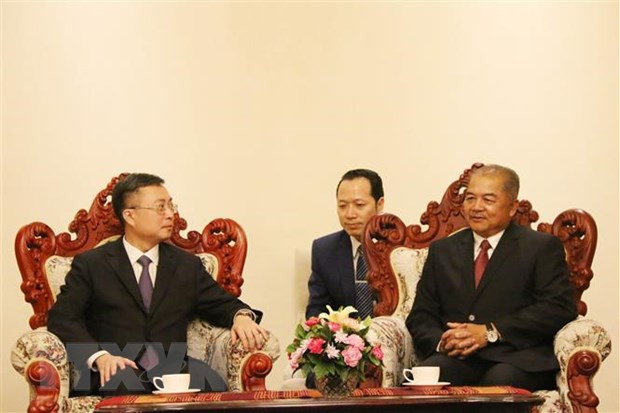 Bí thư Trung ương Đảng, Trưởng ban Tuyên huấn Trung ương Đảng nhân dân cách mạng Lào Kikeo Khaykhamphithun (trái) tiếp đồng chí Bùi Trường Giang, Phó Trưởng Ban Tuyên giáo Trung ương Đảng Cộng sản Việt Nam. (Ảnh: Xuân Tú/TTXVN) Bí thư Trung ương Đảng, Trưởng ban Tuyên huấn Trung ương Đảng nhân dân cách mạng Lào Kikeo Khaykhamphithun (trái) tiếp đồng chí Bùi Trường Giang, Phó Trưởng Ban Tuyên giáo Trung ương Đảng Cộng sản Việt Nam. (Ảnh: Xuân Tú/TTXVN)