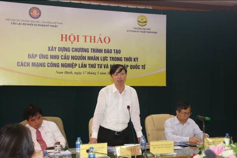 Phó giáo sư, Tiến sĩ Bùi Trung Thành - Hiệu trưởng Trường Đại học Sư phạm Kỹ thuật Hưng Yên, Chủ nhiệm Câu lạc bộ phát biểu định hướng nội dung Hội thảo Phó giáo sư, Tiến sĩ Bùi Trung Thành - Hiệu trưởng Trường Đại học Sư phạm Kỹ thuật Hưng Yên, Chủ nhiệm Câu lạc bộ phát biểu định hướng nội dung Hội thảo
