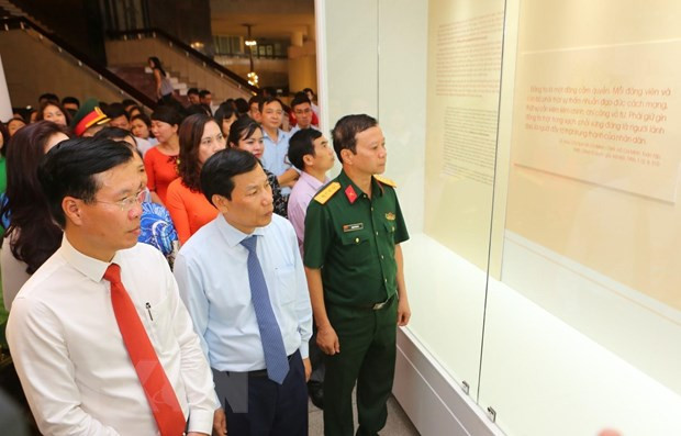 Ông Võ Văn Thưởng, Ủy viên Bộ Chính trị, Bí thư Trung ương Đảng, Trưởng Ban Tuyên giáo Trung ương và các đại biểu tham quan triển lãm. (Ảnh: Thành Đạt/TTXVN) Ông Võ Văn Thưởng, Ủy viên Bộ Chính trị, Bí thư Trung ương Đảng, Trưởng Ban Tuyên giáo Trung ương và các đại biểu tham quan triển lãm. (Ảnh: Thành Đạt/TTXVN)