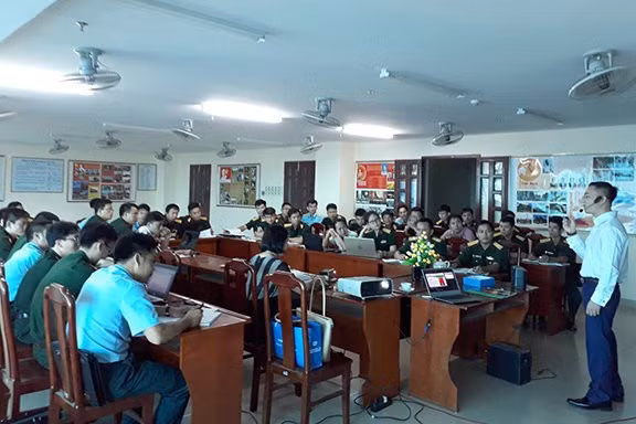 Lê Hoàng Anh Tuấn giảng dạy tại lớp Báo in 37B Học viện Chính trị Quân sự. Ảnh: NVCC (Ảnh và chú thích trên Tạp chí Nguoilambao.vn)