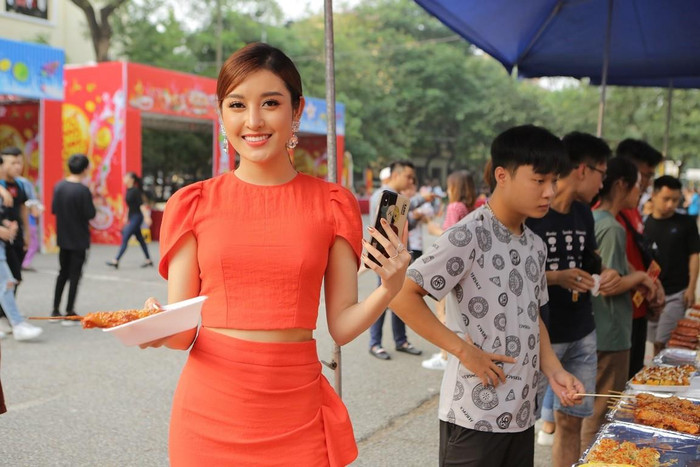 Á hậu Huyền My xuất hiện tại Phố hàng nóng khiến khán giả bất ngờ. Người đẹp cho biết cô là tín đồ của các món ăn đường phố nên không thể bỏ qua sự kiện độc đáo này. Á hậu Huyền My xuất hiện tại Phố hàng nóng khiến khán giả bất ngờ. Người đẹp cho biết cô là tín đồ của các món ăn đường phố nên không thể bỏ qua sự kiện độc đáo này.