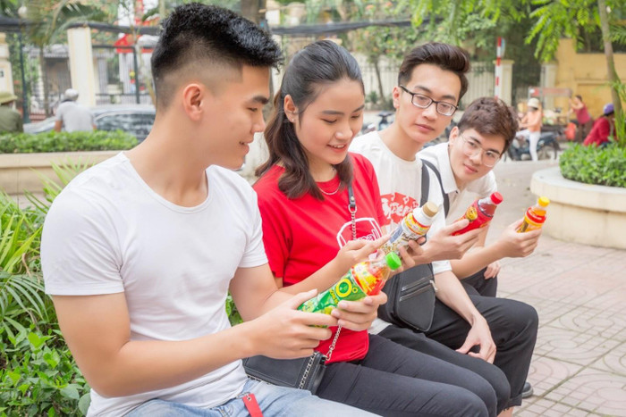 Giới trẻ háo hức với chương trình khuyến mãi trúng thưởng chục triệu. Giới trẻ háo hức với chương trình khuyến mãi trúng thưởng chục triệu.