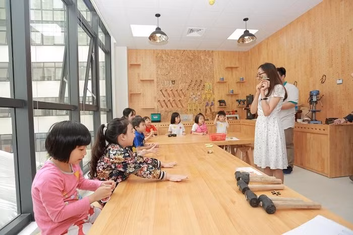 Học sinh hào hứng với các lớp học trải nghiệm tại các phòng chức năng của Sunshine Maple Bear như: bể bơi, phòng STEM, phòng Mộc, phòng Âm nhạc, phòng Mỹ thuật…