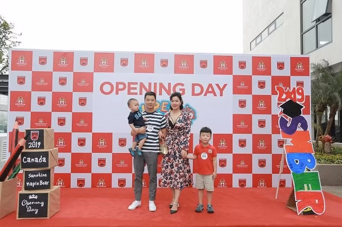 Nhiều phụ huynh hào hứng trong ngày đầu tiên được mục sở thị không gian học tập hiện đại của ngôi trường quốc tế chuẩn Canada