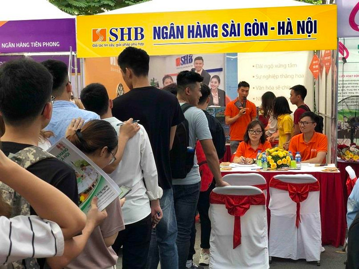 Nhiều sinh viên đến với gian hàng của SHB tại “Cầu nối nhân lực” 2019. Nhiều sinh viên đến với gian hàng của SHB tại “Cầu nối nhân lực” 2019.