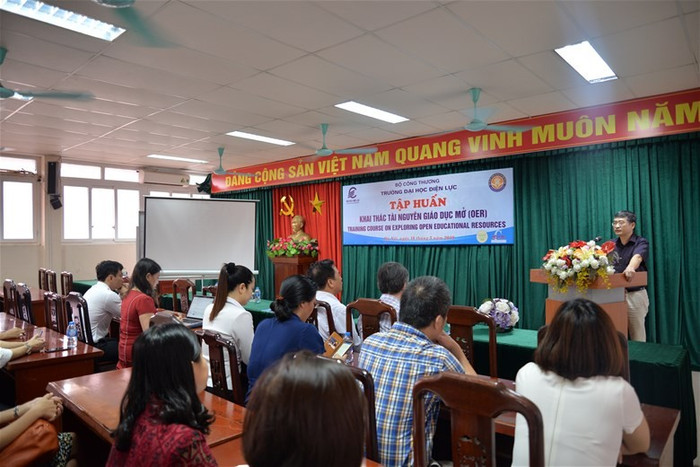 Tiến sĩ Trương Huy Hoàng phát biểu tại lễ khai giảng lớp tập huấn Tiến sĩ Trương Huy Hoàng phát biểu tại lễ khai giảng lớp tập huấn