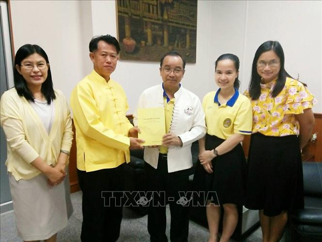 Tiến sĩ Boonlue Chaimano, Chủ nhiệm bộ môn tiếng Thái thuộc Đại học Lampang Rajabhat tặng sách cho Hiệu trưởng Đại học Lampang Rajabhat Somkiat Saithanoo. Ảnh: Ngọc Quang/PV TTXVN tại Thái Lan Tiến sĩ Boonlue Chaimano, Chủ nhiệm bộ môn tiếng Thái thuộc Đại học Lampang Rajabhat tặng sách cho Hiệu trưởng Đại học Lampang Rajabhat Somkiat Saithanoo. Ảnh: Ngọc Quang/PV TTXVN tại Thái Lan