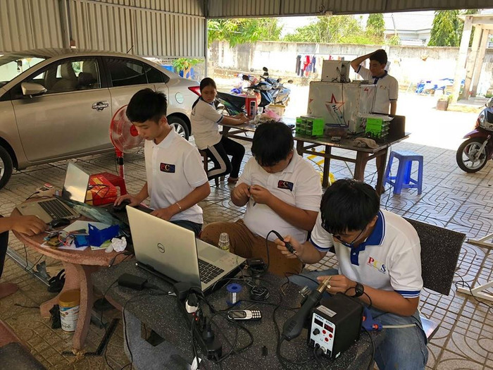Các thành viên câu lạc bộ PCS say sưa làm việc