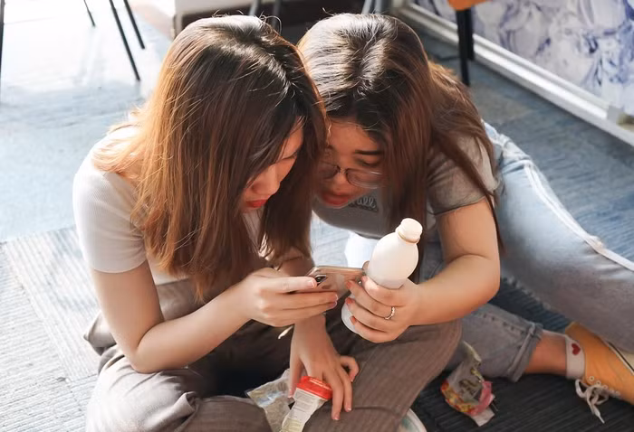 Các bạn trẻ háo hức với chương trình khuyến mãi