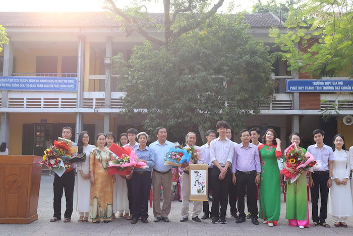 Thầy Phùng Đăng Khánh (thứ 7 từ trái sang) trong ngày chia tay thầy và trò Trường Trung học phổ thông Gia Hội. Ảnh: Phi Tân