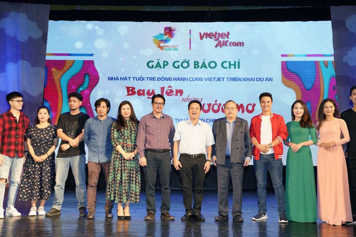 Lãnh đạo Vietjet, lãnh đạo Nhà hát Tuổi trẻ và các nghệ sĩ
