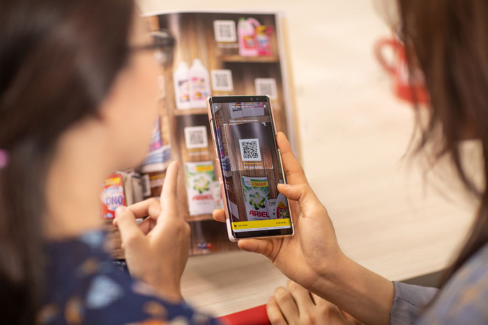 Khách hàng có thể dễ dàng “mua sắm từ xa” nhờ cuốn Cẩm nang mua sắm thông minh của VinMart Khách hàng có thể dễ dàng “mua sắm từ xa” nhờ cuốn Cẩm nang mua sắm thông minh của VinMart