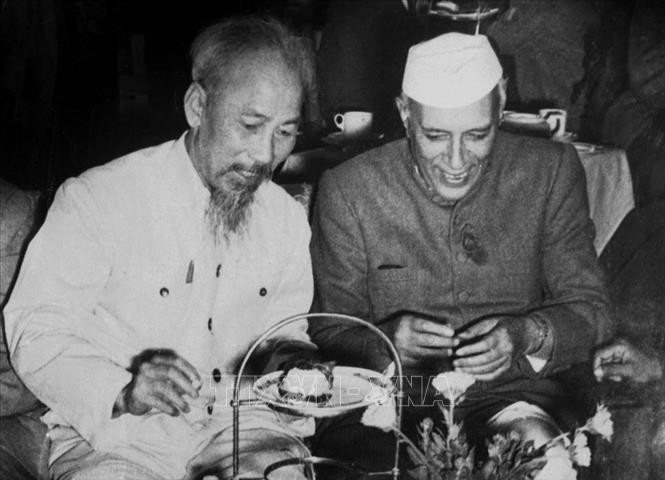 Chủ tịch Hồ Chí Minh đến thăm gia đình Thủ tướng Jawaharlal Nehru nhân chuyến thăm hữu nghị chính thức Ấn Độ từ 5-14/2/1958. Ảnh: Tư liệu TTXVN Chủ tịch Hồ Chí Minh đến thăm gia đình Thủ tướng Jawaharlal Nehru nhân chuyến thăm hữu nghị chính thức Ấn Độ từ 5-14/2/1958. Ảnh: Tư liệu TTXVN
