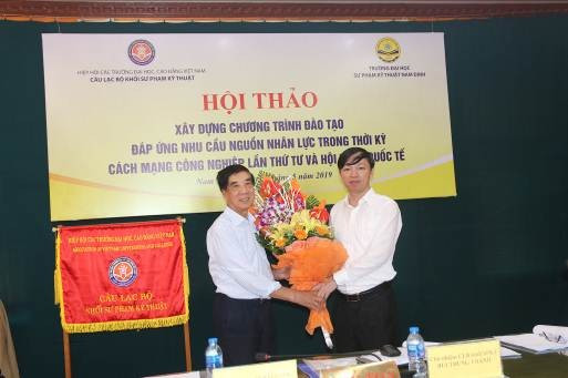 Ông Nguyễn Đăng Khoa - Chánh văn phòng Hiệp hội các trường đại học, cao đẳng Việt Nam tặng hoa cho tân chủ nhiệm Câu lạc bộ Ông Nguyễn Đăng Khoa - Chánh văn phòng Hiệp hội các trường đại học, cao đẳng Việt Nam tặng hoa cho tân chủ nhiệm Câu lạc bộ