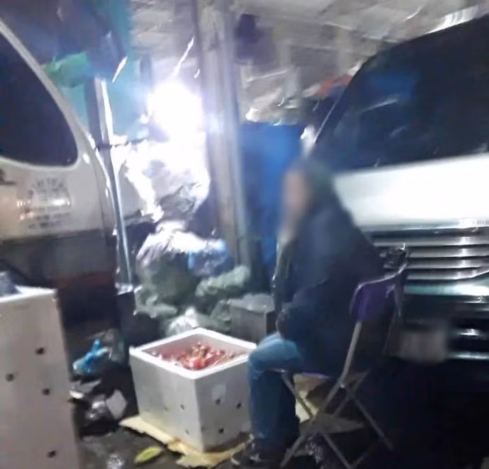 Người của đầu mối cung cấp thực phẩm ngồi trước xe lấy hàng để cảnh giác và đề phòng bị theo dõi (Ảnh: Vũ Ninh)