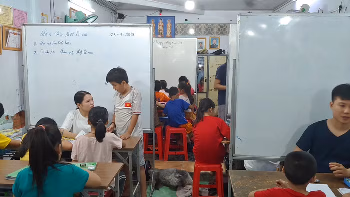 Không chỉ được dạy con chữ, các em còn được dạy cách sống, cách làm người (Ảnh:Uông Ngọc)