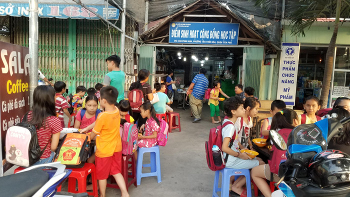 Trẻ được ăn cơm, học hành miễn phí tại lớp học tình thương (Ảnh: Uông Ngọc)