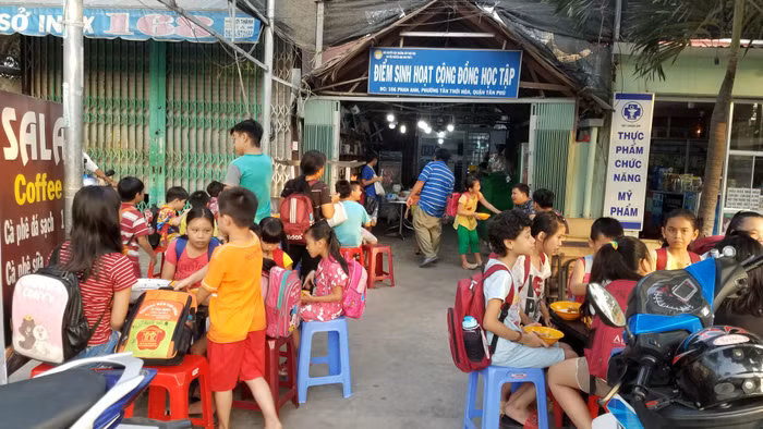 Trẻ được ăn cơm, học hành miễn phí tại lớp học tình thương (Ảnh: Uông Ngọc)