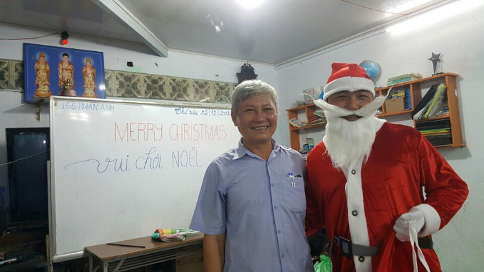 Ông giáo Hùng phải bán cả mảnh đất hương hỏa ở quê để có tiền duy trì lớp học (Ảnh:NVCC)